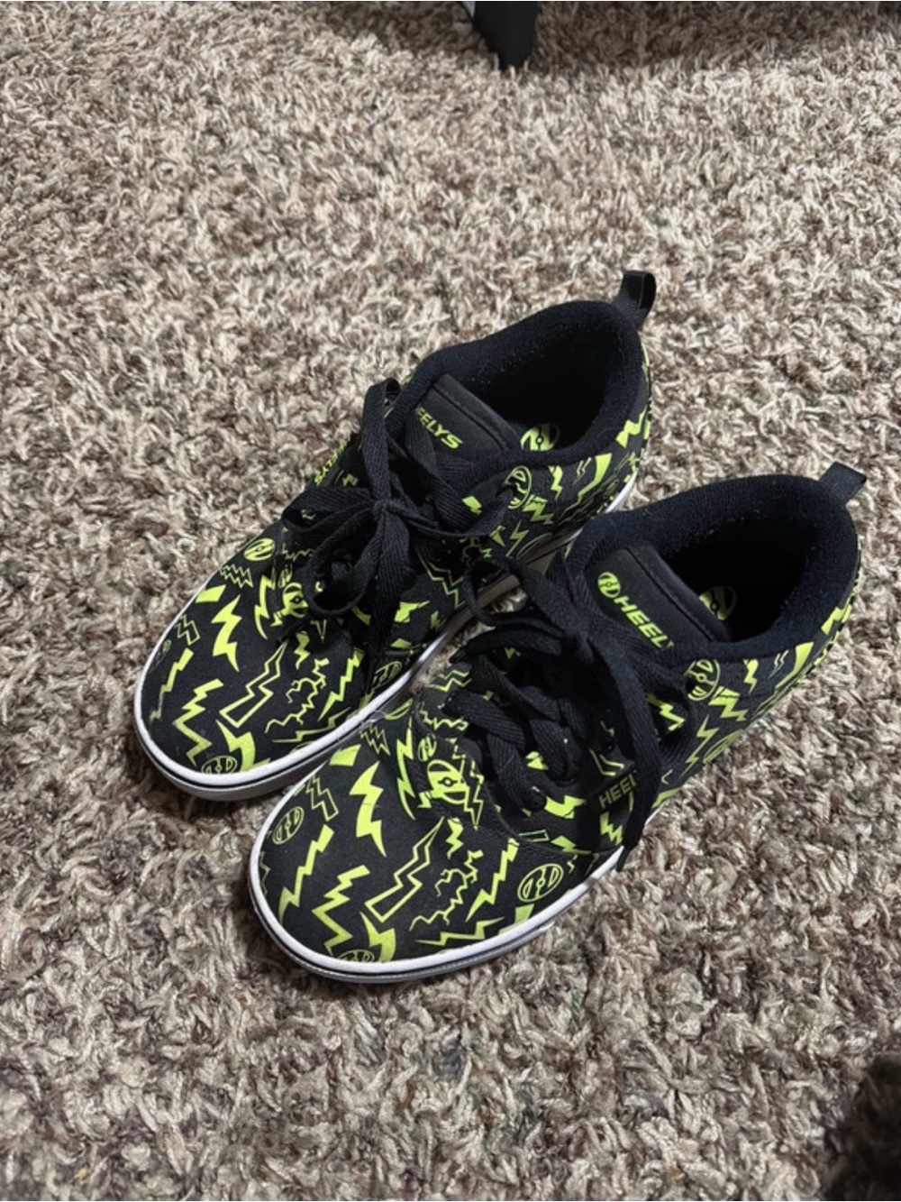 Heelys Black & Neon Green Lightning Kids' Skate Sneakers These Glow in the dark!